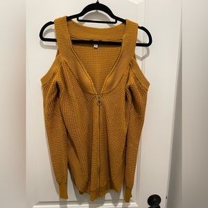 Cute mustard top to wear with jeans. Size medium. Never used.